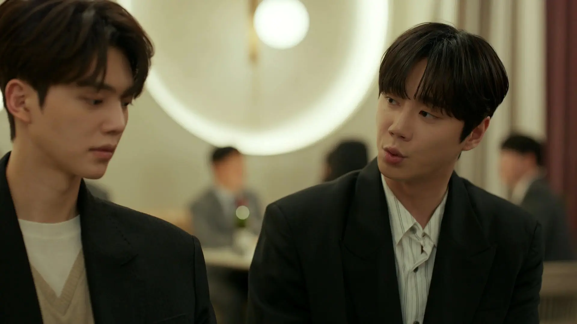 Jeong-yo and Bi-o side by side in Episode 9