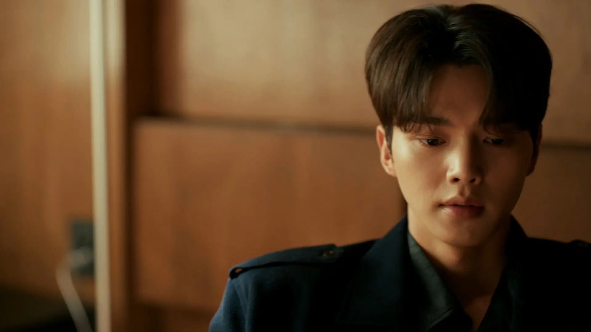 Bi-o, eyes lowered, during their conversation in Episode 9