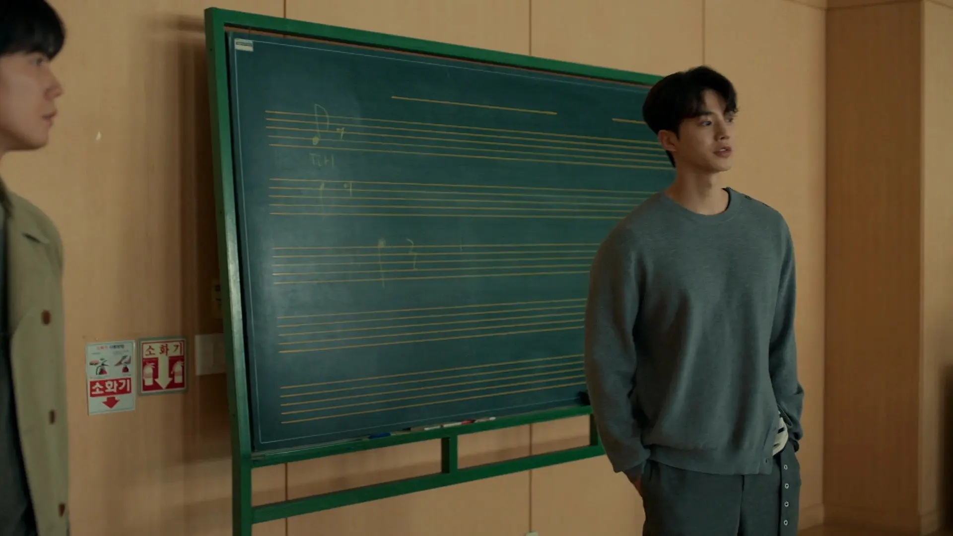 Jeong-yo and Bi-o practicing piano together in Four Hands, Two Sonatas