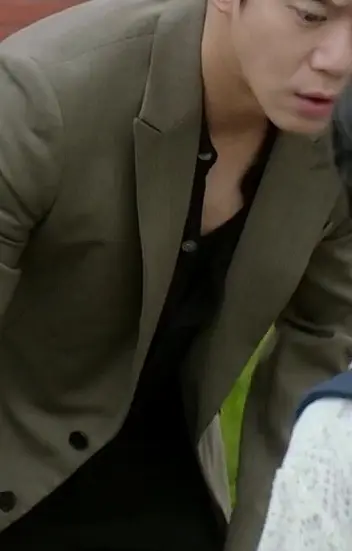 Ha Seok-jin in a tailored khaki-beige peaked lapel blazer in Sarang-i Onda Episode 13