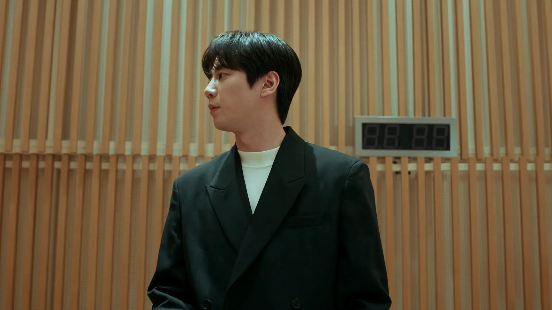 Jeong-yo in the rehearsal hall in Episode 8