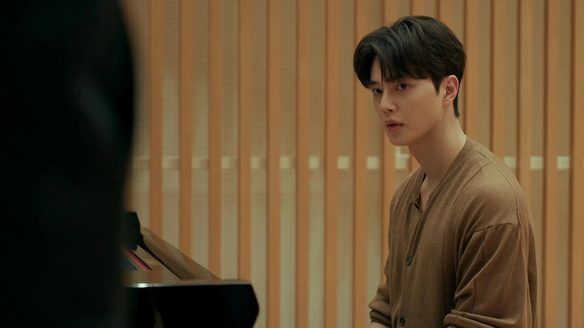 Bi-o at the piano during the Episode 8 rehearsal