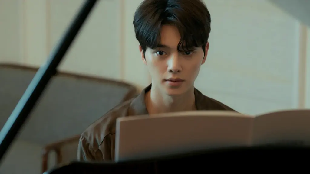 Bi-o playing the piano score in Episode 9