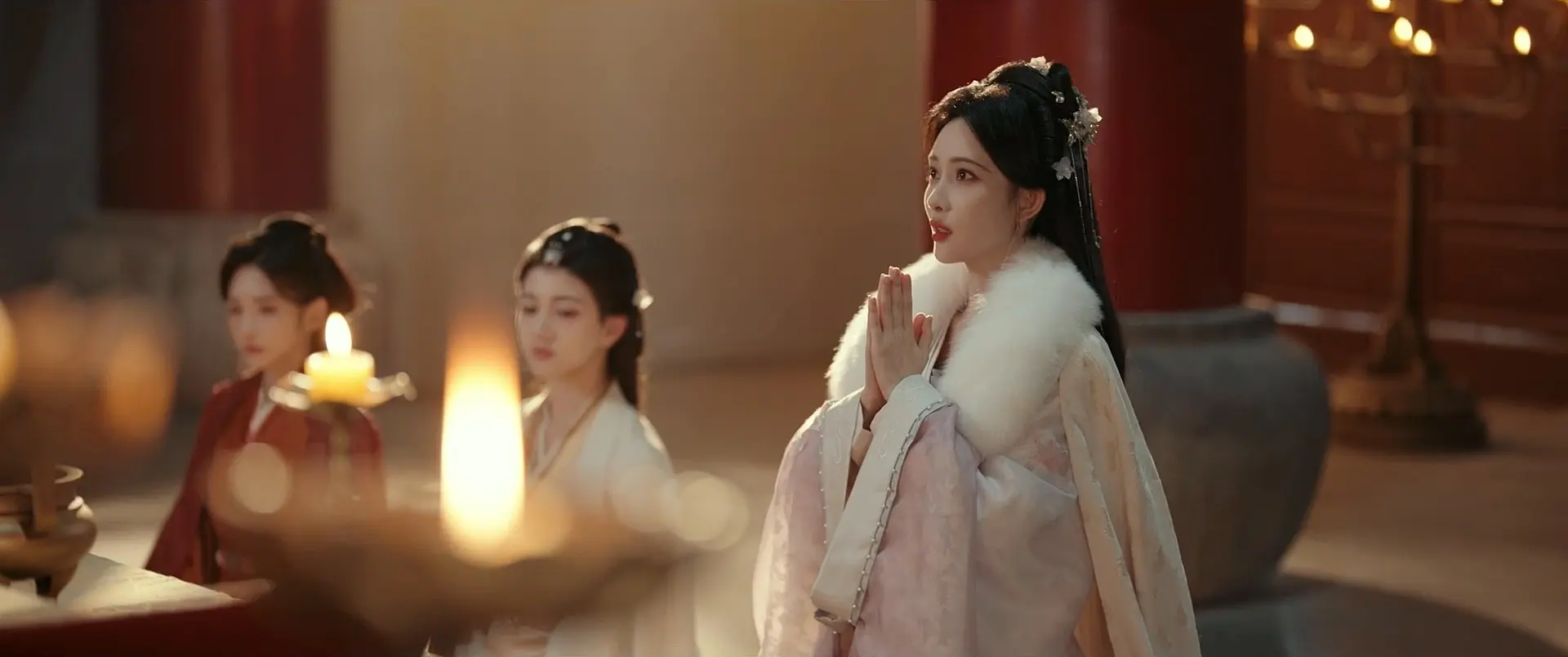Shen Xihe praying at Fahua Temple in remembrance of Xiao Huayong