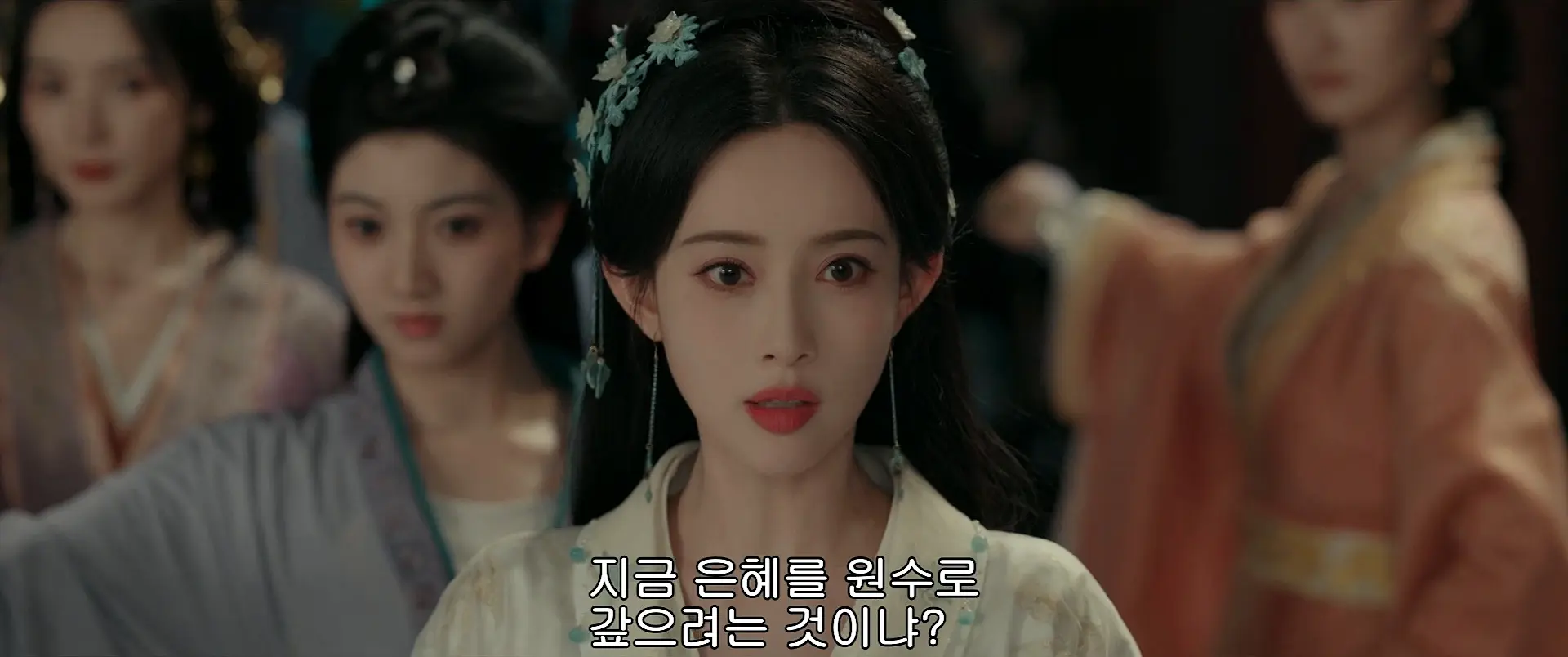 Shen Xihe sternly rebuking the soldiers who point swords at her in Blossoms of Power episode 34