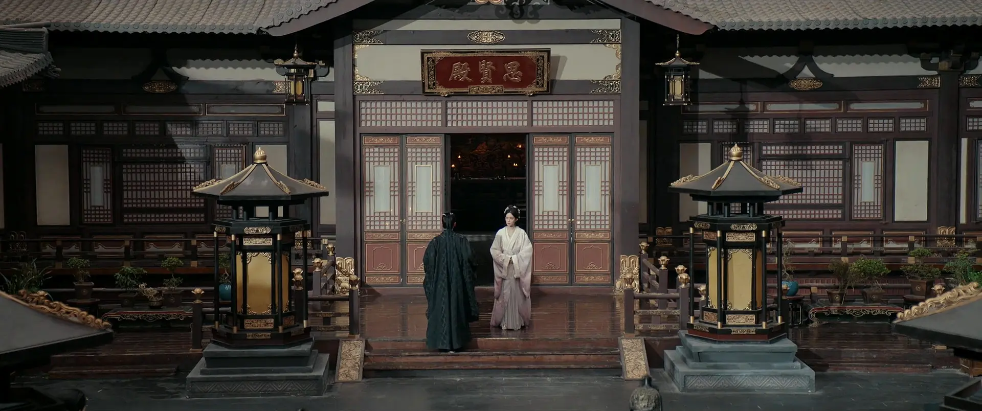 Prince Xin confronting Shen Xihe in front of Sixian Hall