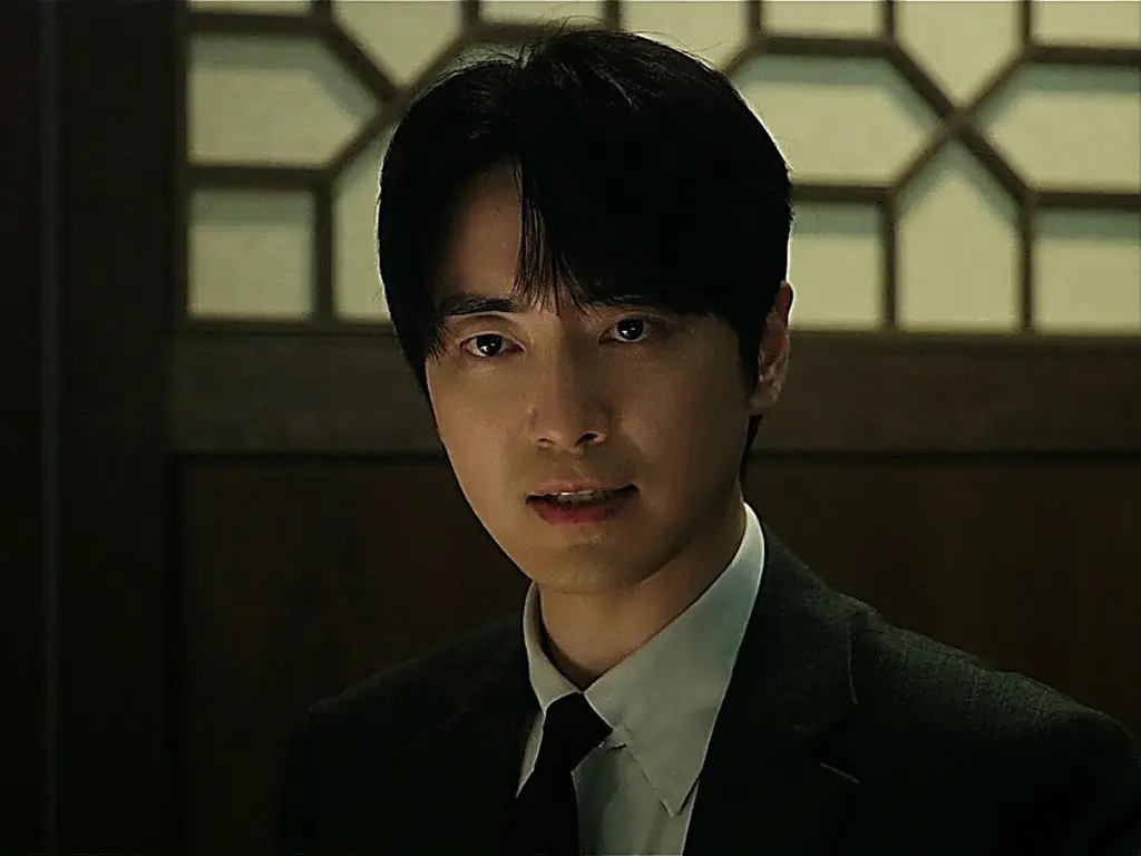 Gong Eun-tae leading the high-stakes negotiation table