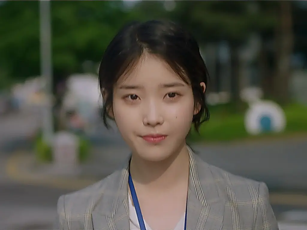 Lee Ji-an smiling peacefully after meeting Park Dong-hoon in Seoul