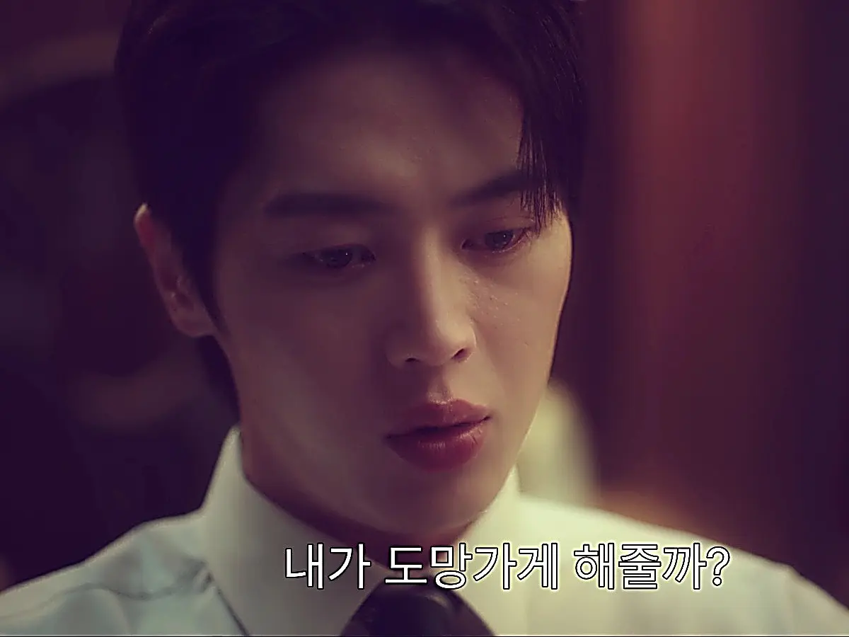 Tae-seung offering Mi-do an escape route