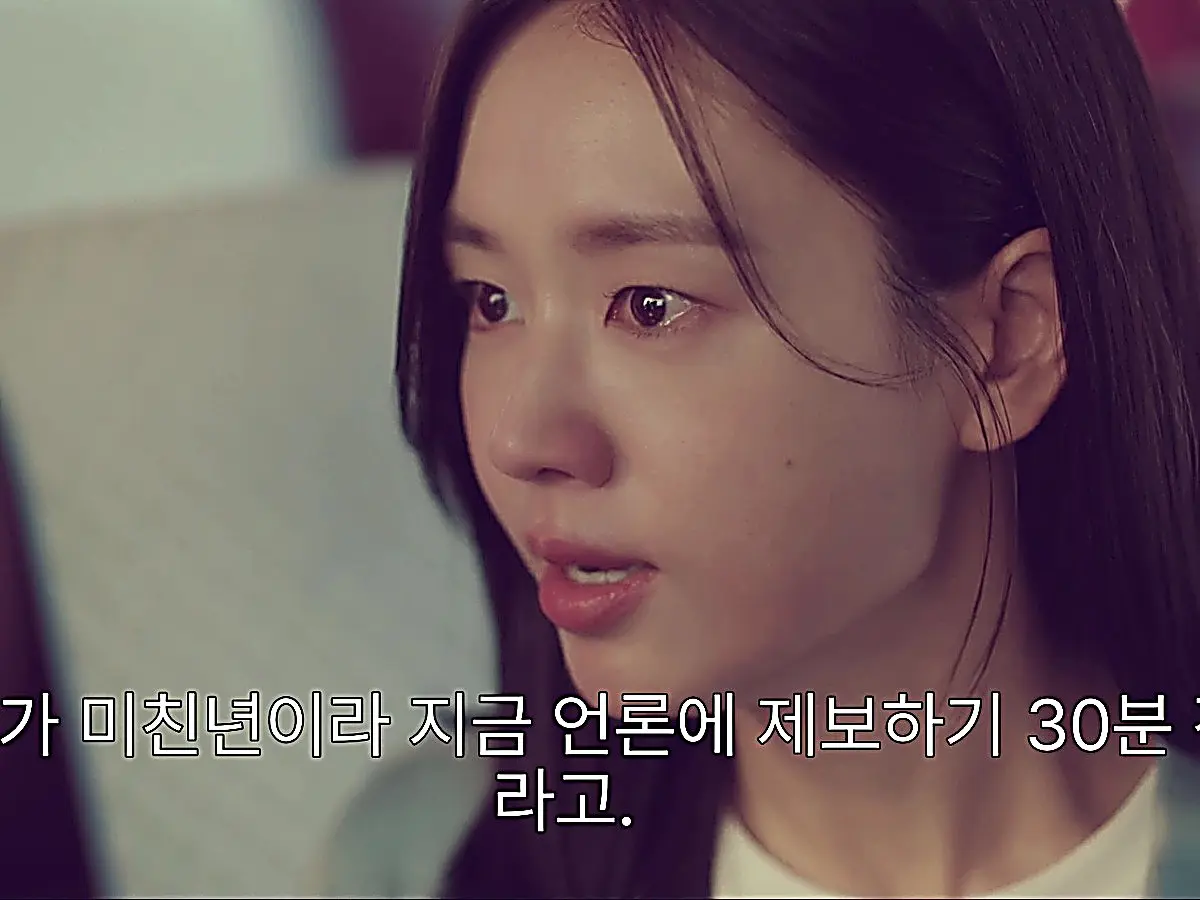 Lee Mi-do frantically demanding emergency action while travelling on a bus