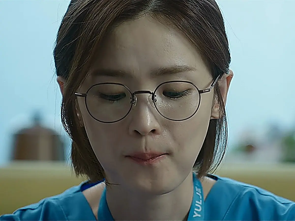 Chae Song-hwa sharing her dating news with her skeptical friend group