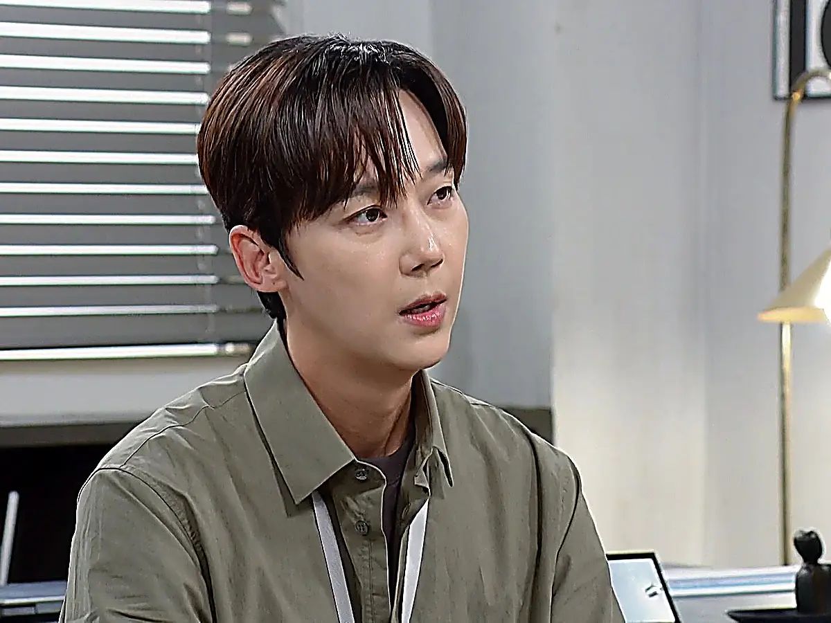 Go Gyeol wearing an olive-green long-sleeve button-down shirt