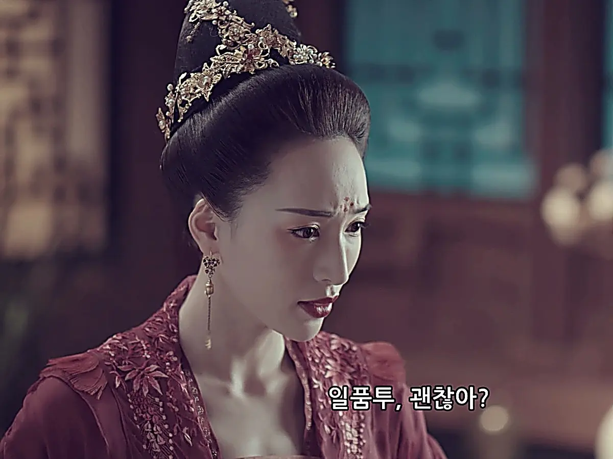 Hongxiu in an embroidered red gown and ornate gold floral headpiece