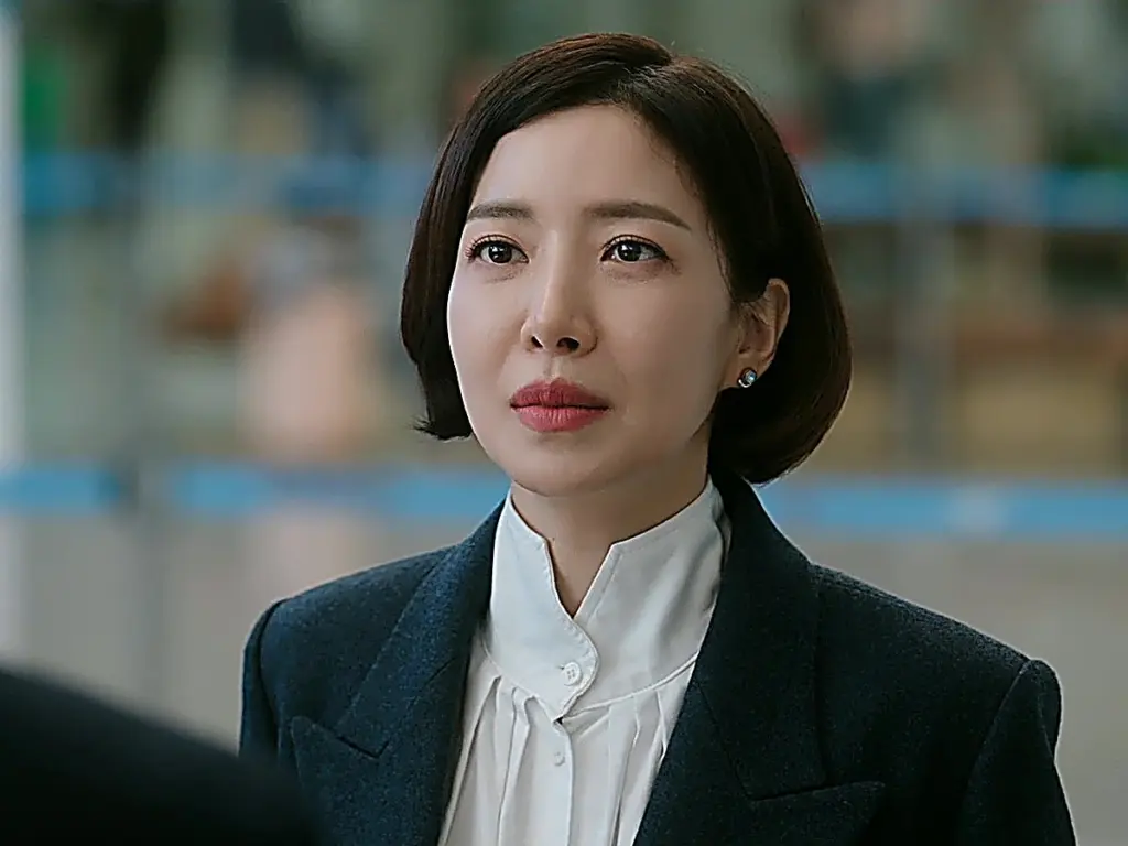 Martina arrives at the airport to meet Gong Eun-tae