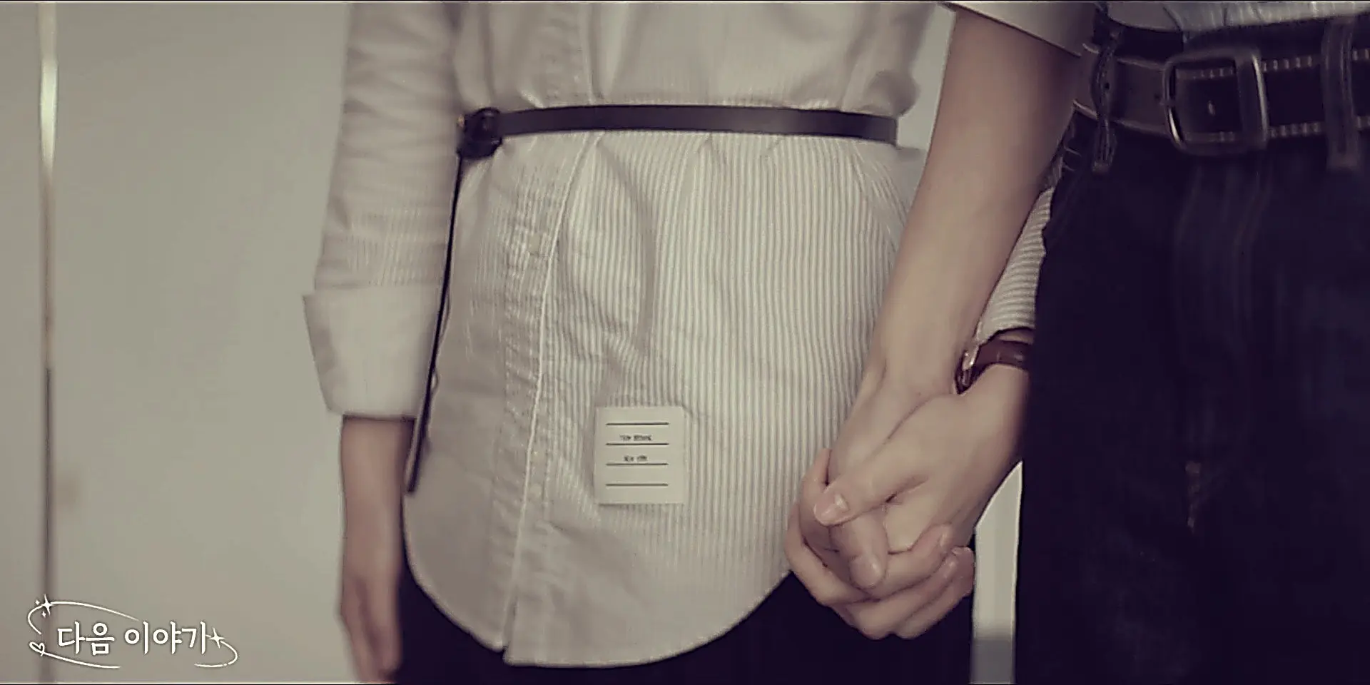 Jin Baihui grips Lin Zechu's hand and announces their relationship to her parents
