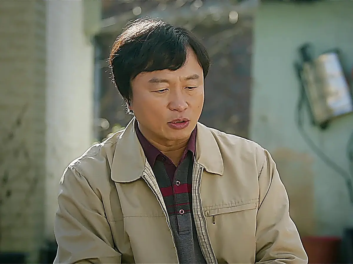 Baek Du-gwan offering comfort and perspective to Hong Beom-jun