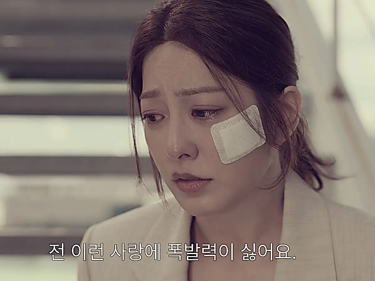 Ji-ni weeping on the hospital stairwell under dim fluorescent lighting