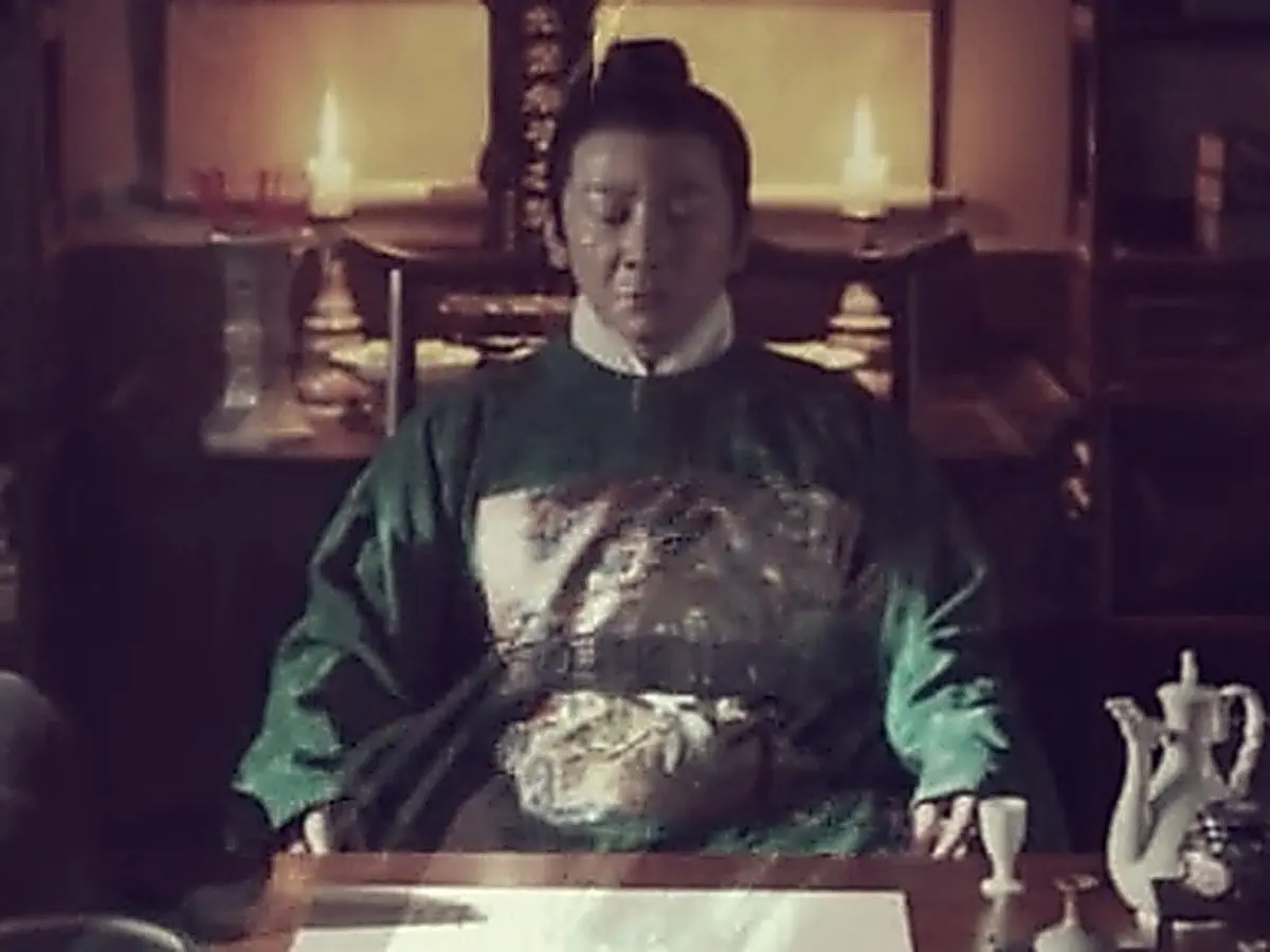 Magistrate Han Mozhi stripping Zhou Xuan of his official post