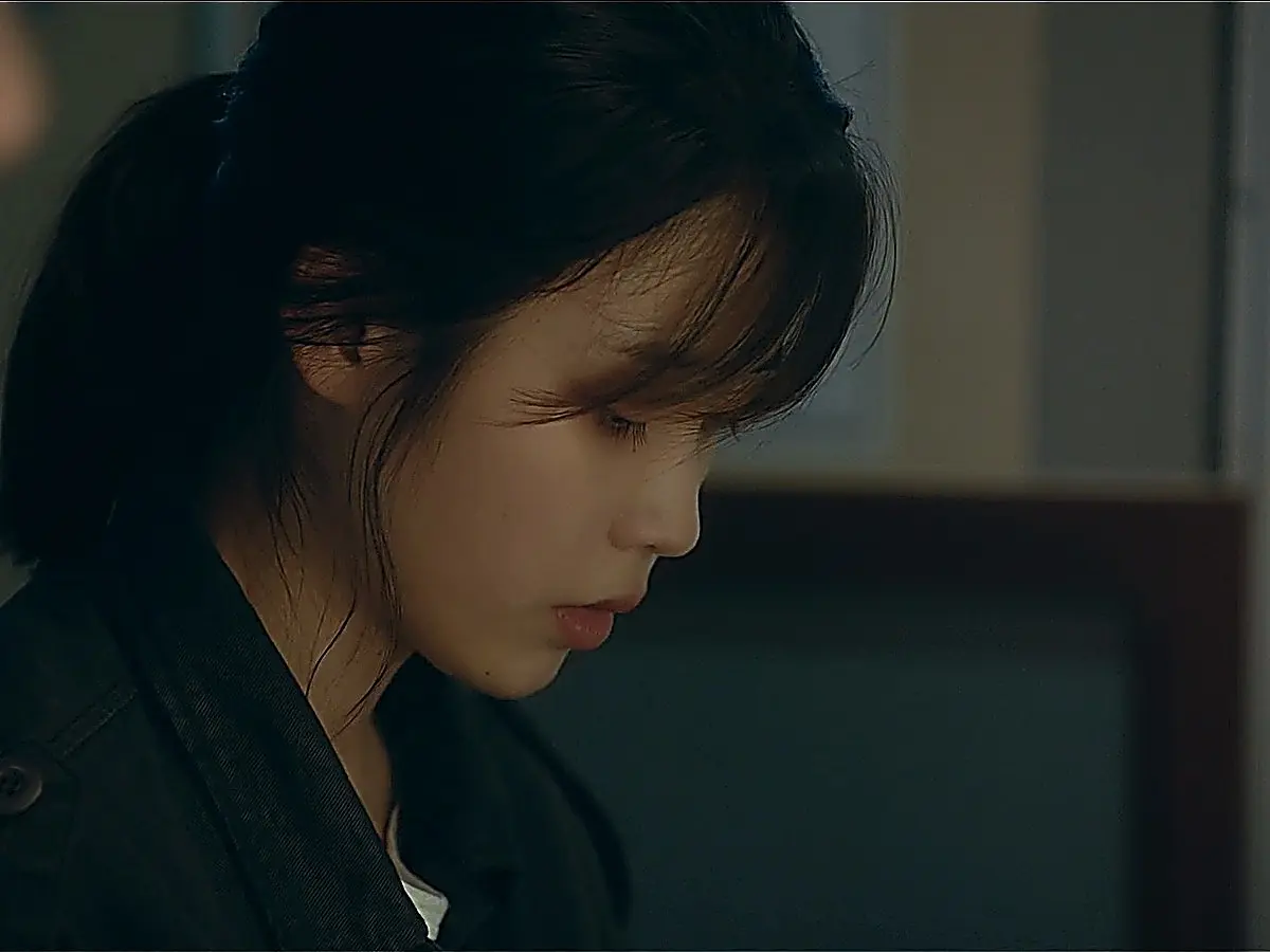 Ji-an answering questions during the police investigation