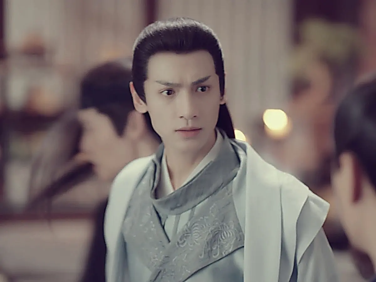 Shangguan Tou looking back in sorrow as imperial guards seal the residence