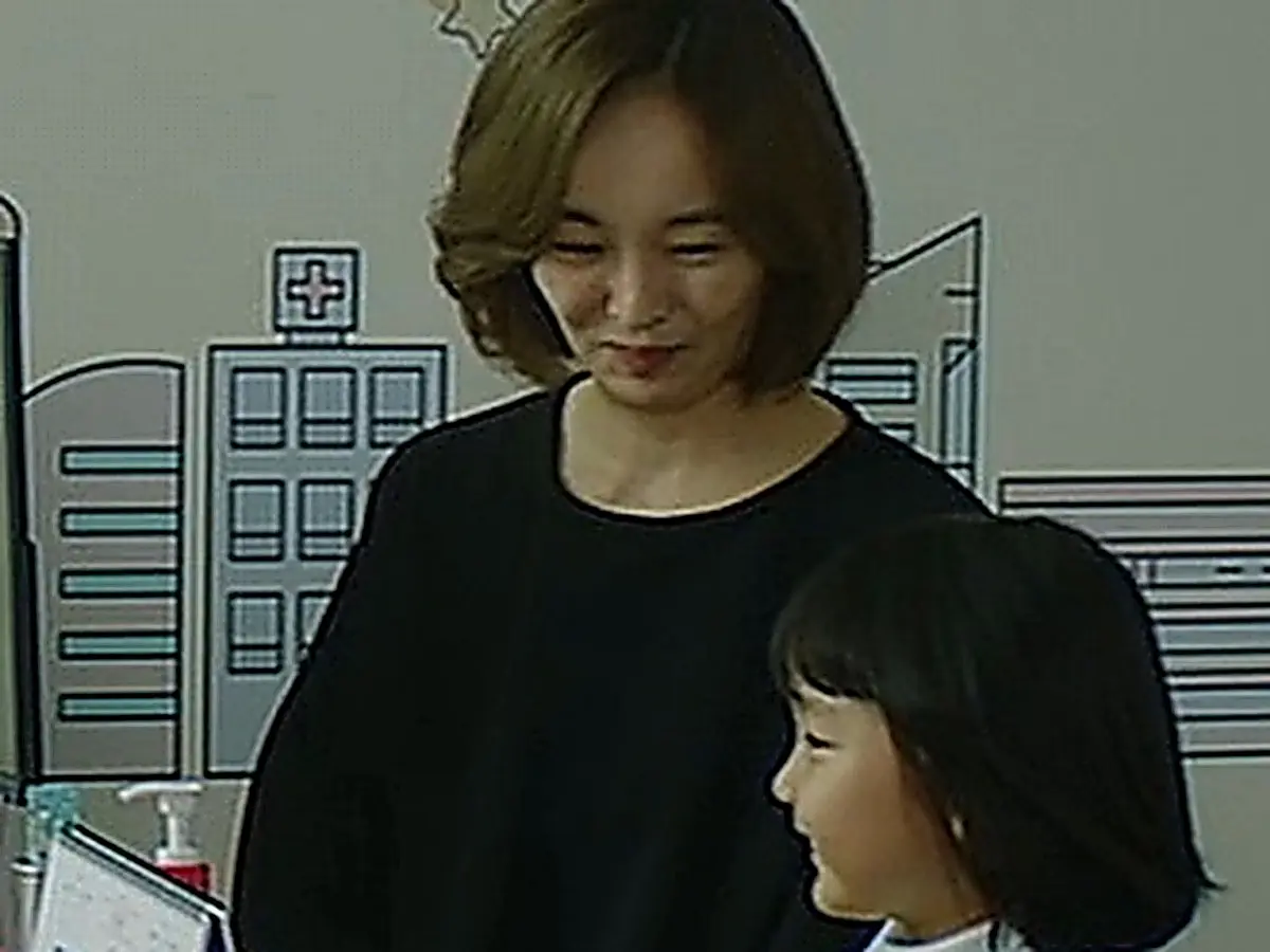 Ahn Jeong-won greeting young patient Seung-chae during an outpatient visit