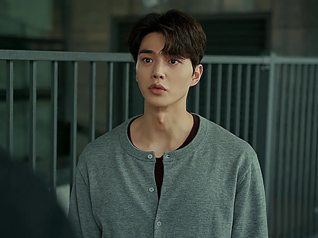 Bi-o arriving at Jeong-yo's door asking for assistance