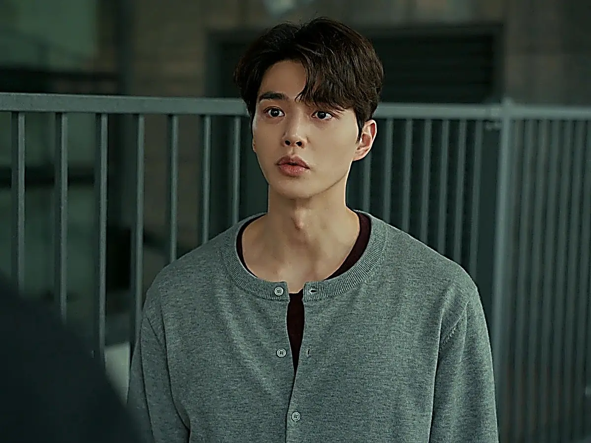 Bi-o arriving at Jeong-yo's door asking for assistance