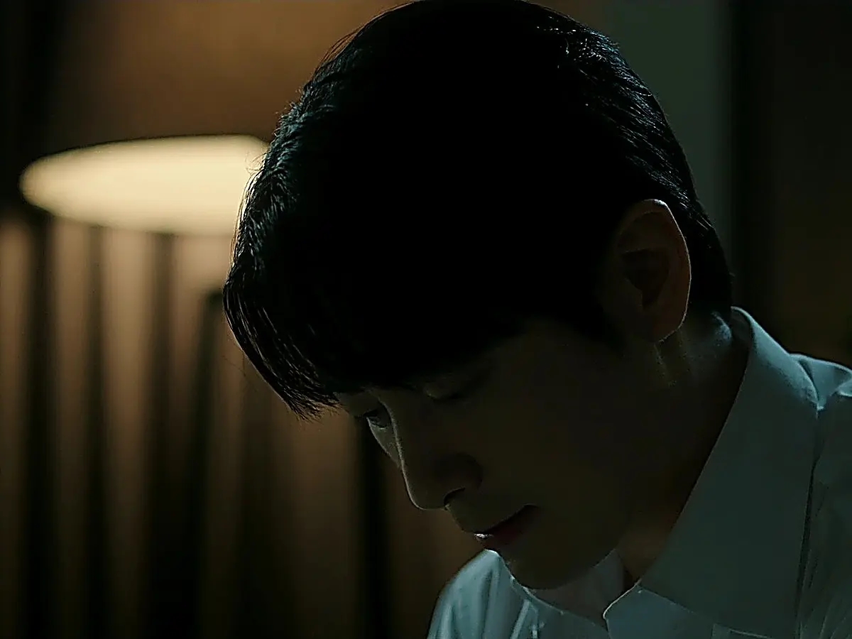 Eun-tae sits alone in his dim apartment processing his self-doubt over a cold can of beer