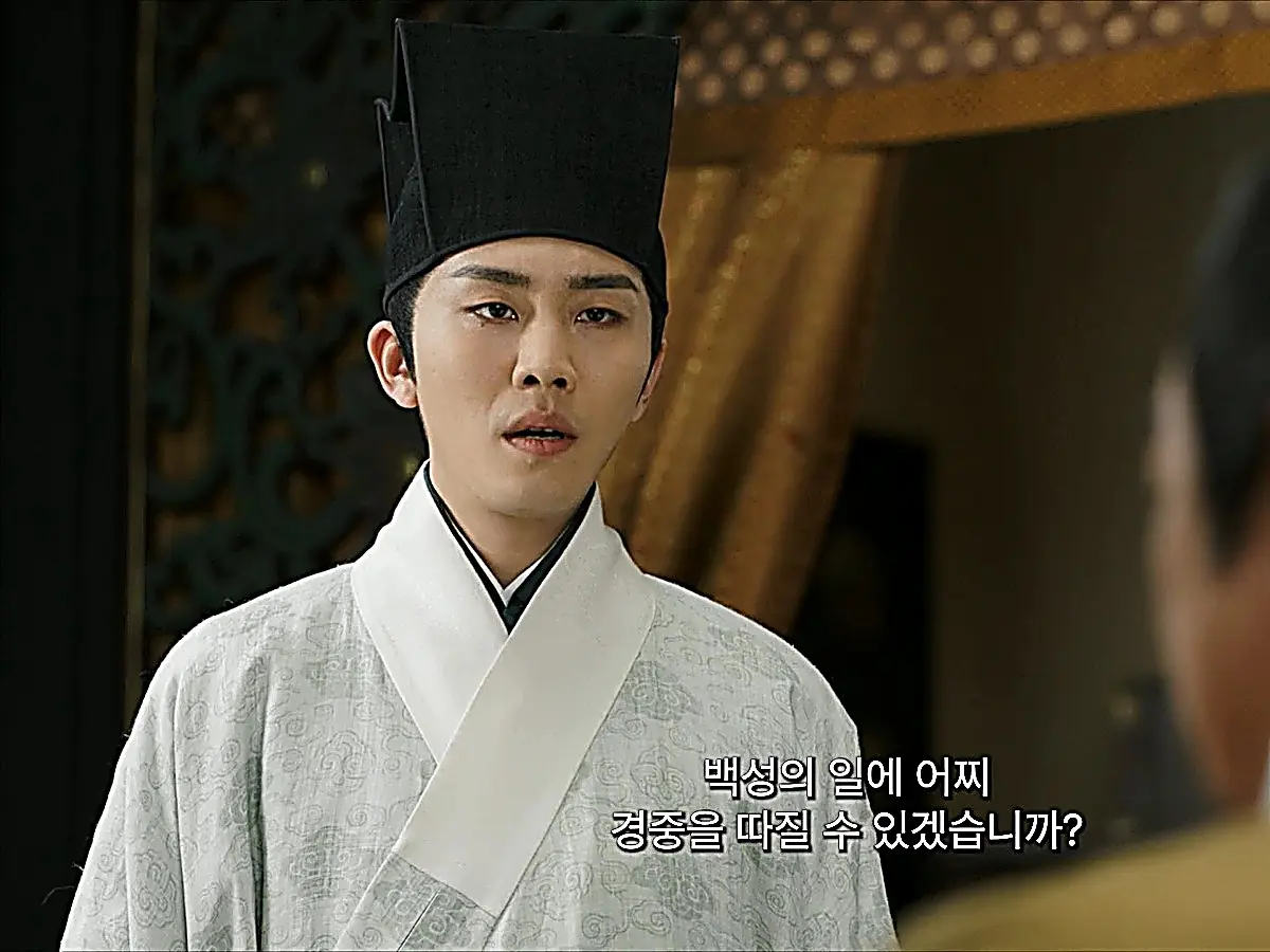 Han Moji dressed in a pale grey cloud-patterned official robe with a wide white collar and tall black guan