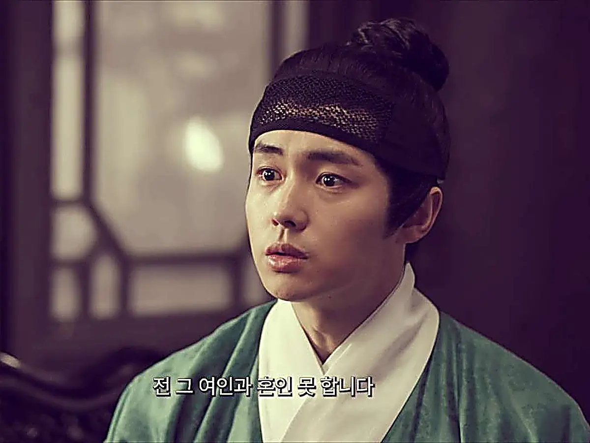 Qi Menglin in a jade green crossover robe and dark headwrap