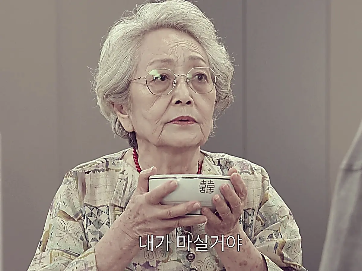 The Hwanggeum Apparel matriarch intercepting and drinking Cha Seung-yoon tonic