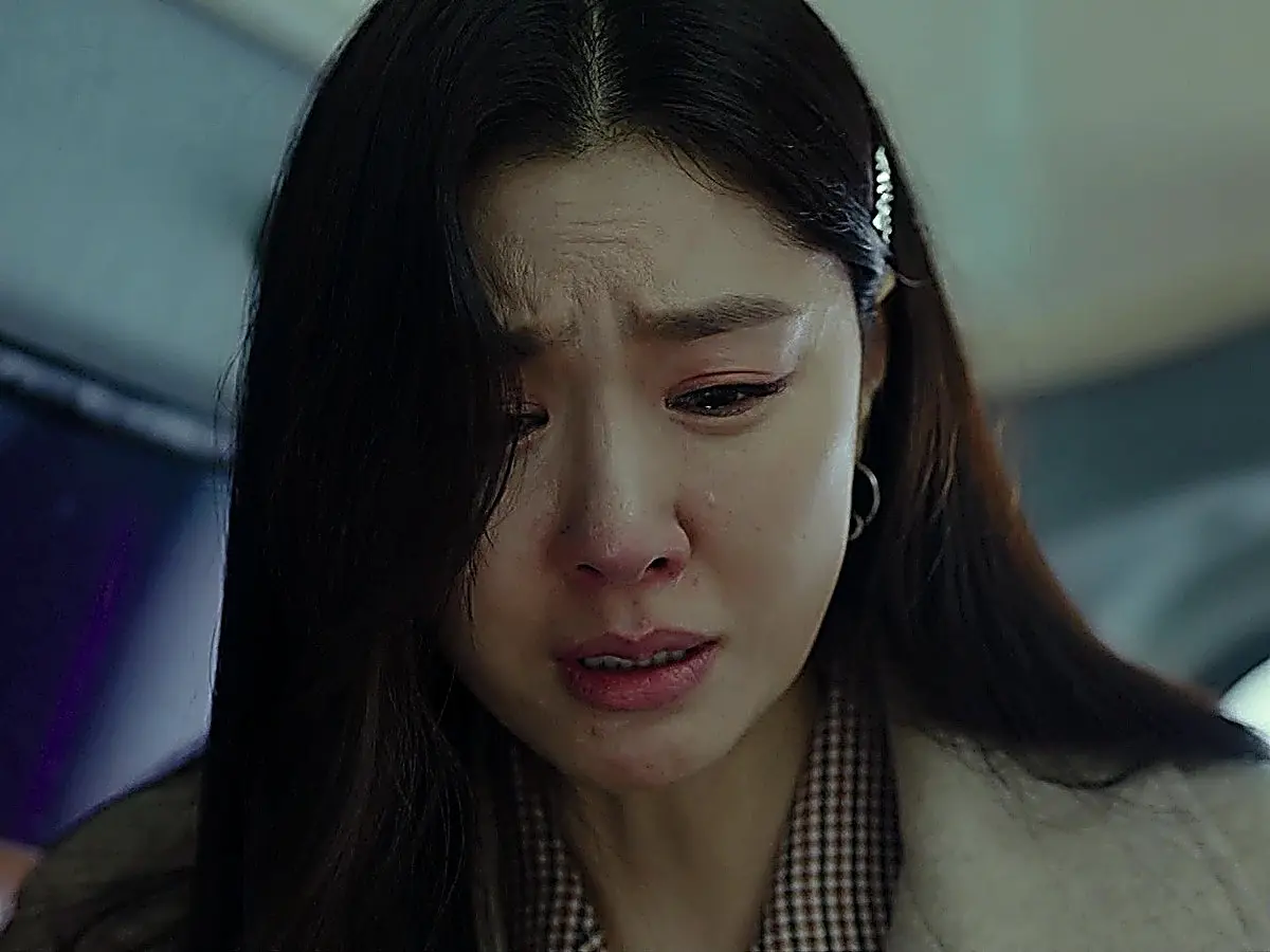 Seo Dan crying as Gu Seung-jun speaks to her inside the ambulance