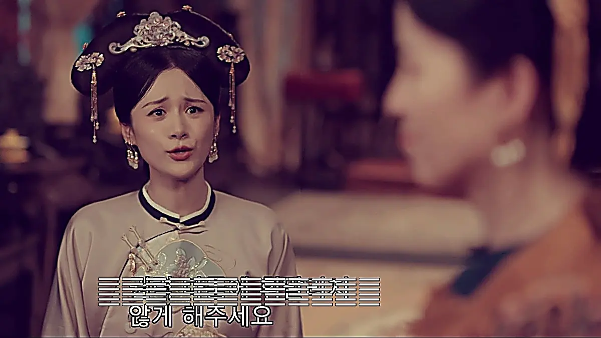 Ye Jin kneeling before the Empress Dowager to stop the military deployment