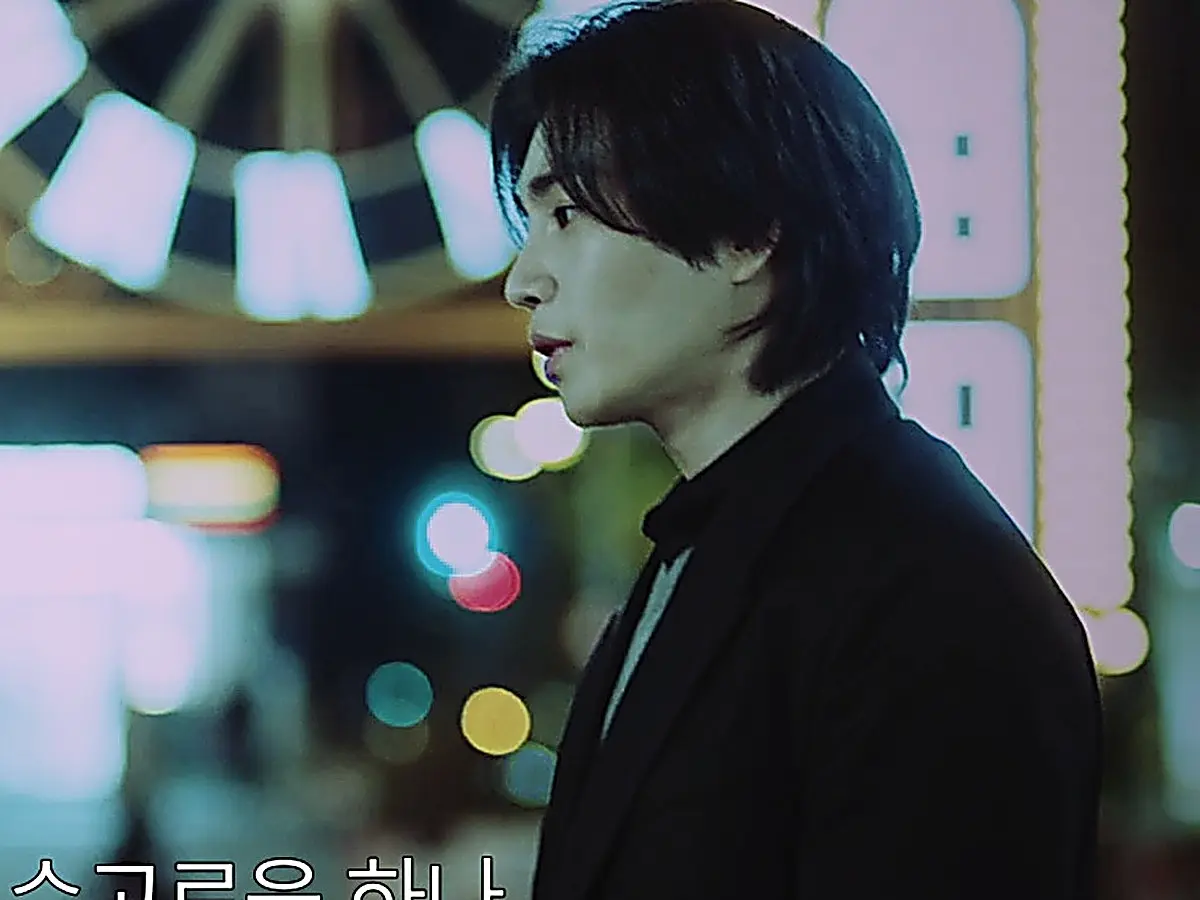 Dokgo Dal in a black coat and Gong Yeon-soo in a tailored blazer talking on a city street