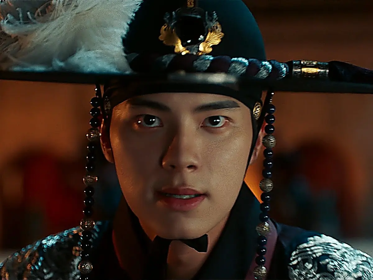 King Lee Heon wearing military yungbok armor and a feathered jeonnip hat