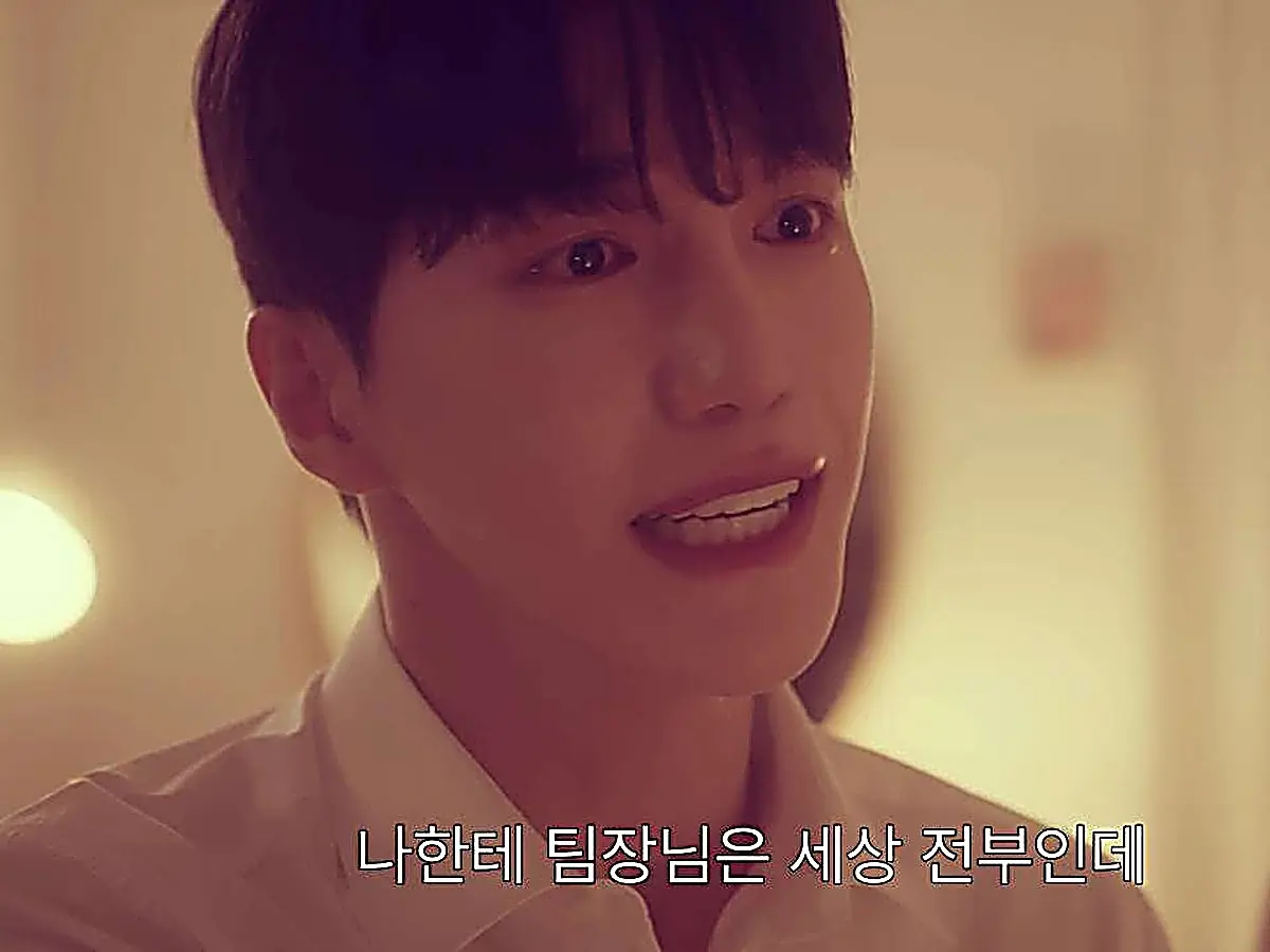 Lee Seon-woo looking distressed in a crisp white collared dress shirt