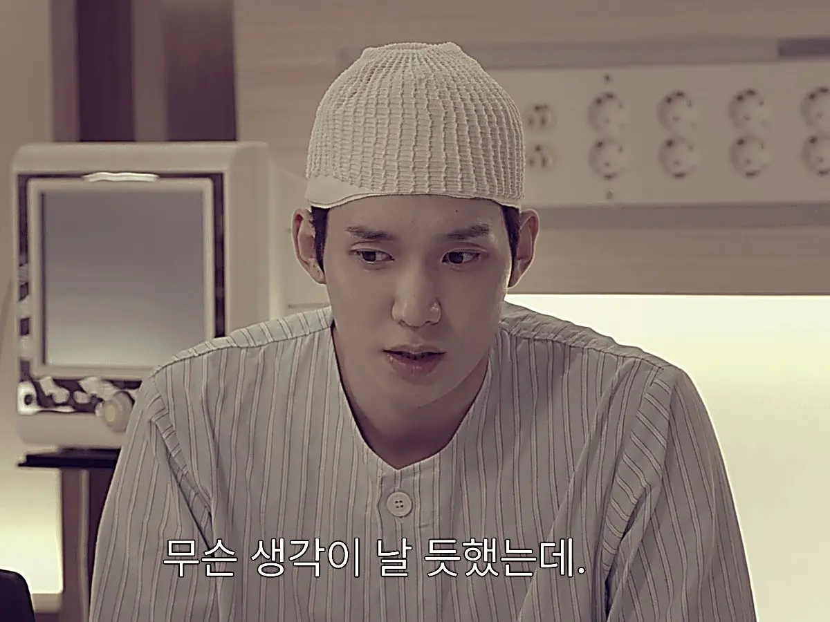 Ji-hoo grips his head as memory fragments cause physical distress