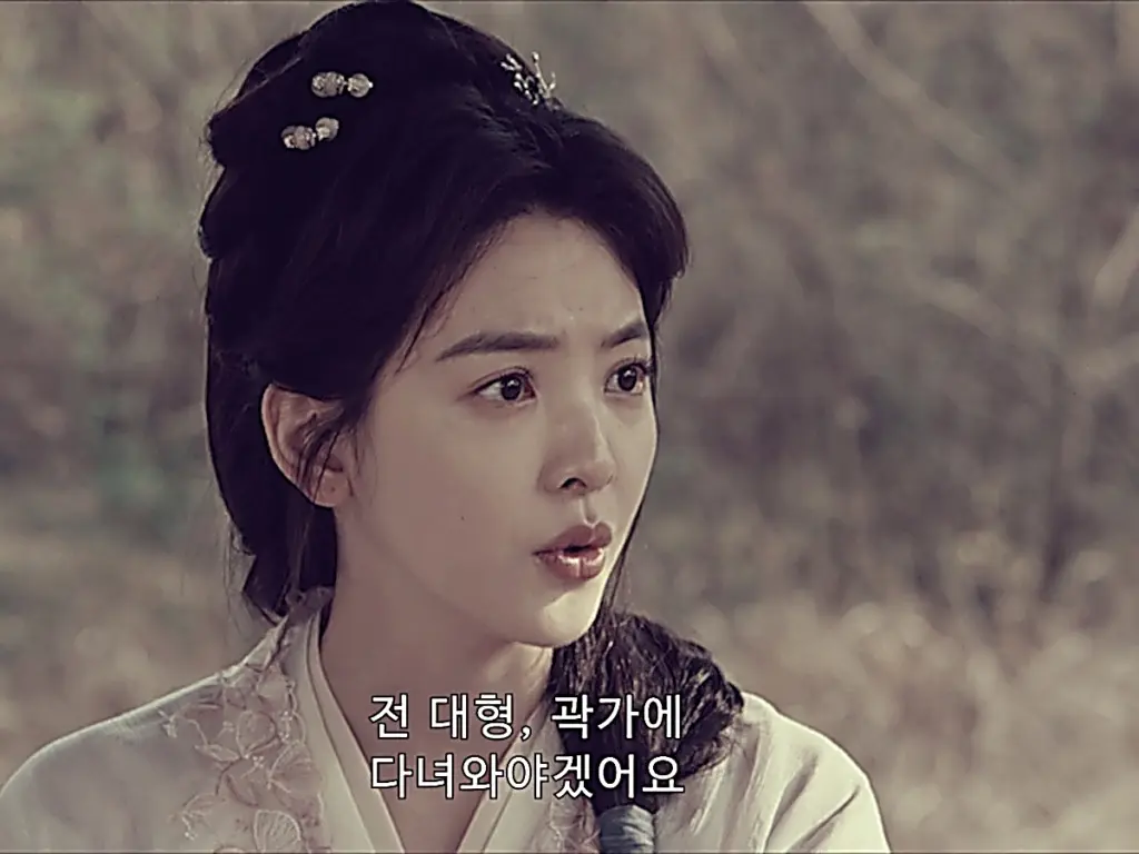 Huo Linglong wearing delicate floral hair accessories and an embroidered pastel robe in Zhan Zhao Adventures episode 34