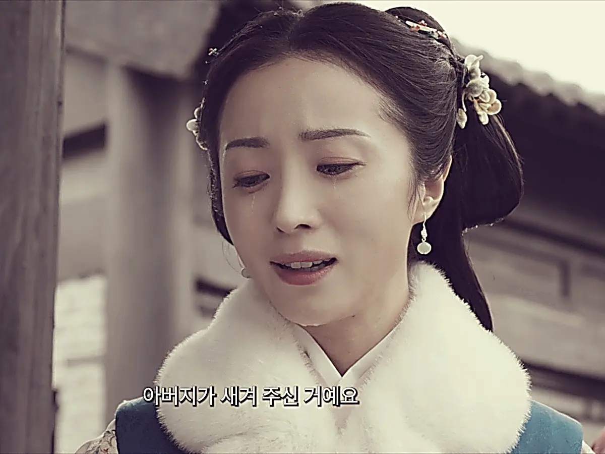 Luo Su weeps while touching the height marks carved by her father on the wooden pillar