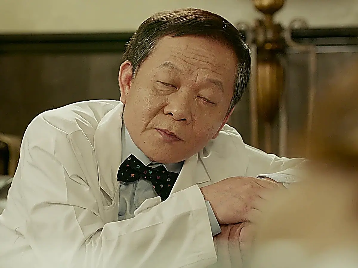 Dr. Park Soon-taek leaning forward in a white coat explaining the nature of future visions