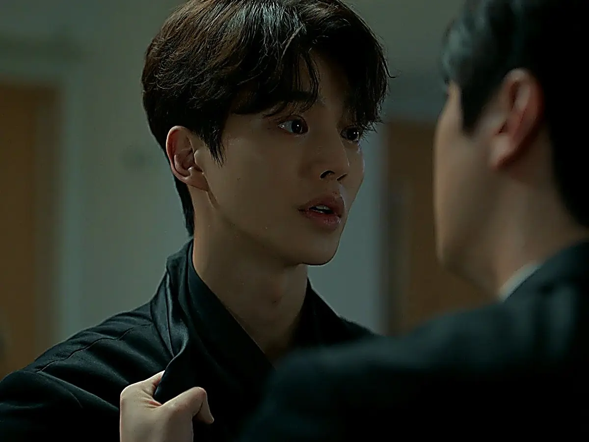 Choi Jeong-yo confronts Kang Bi-o in the dressing room after the sudden public claim