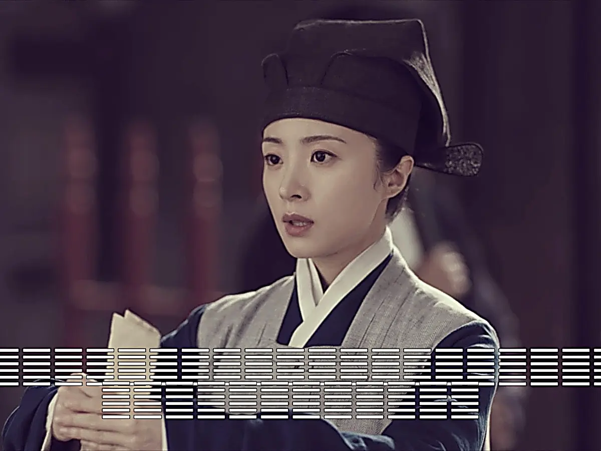 Luo Su presenting evidence in her official constable robe