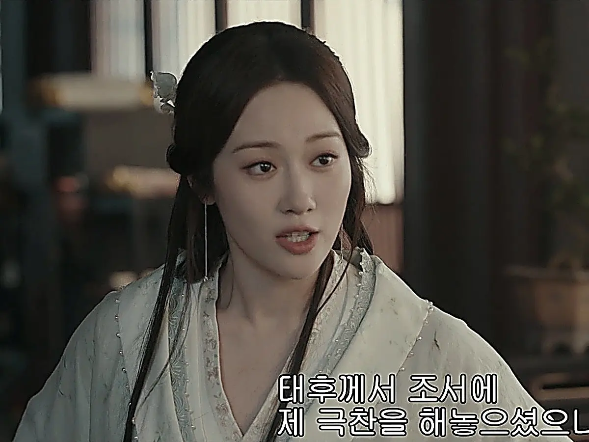 Bu Shuyao peeling off her ceremonial robe in front of Shen Xihe