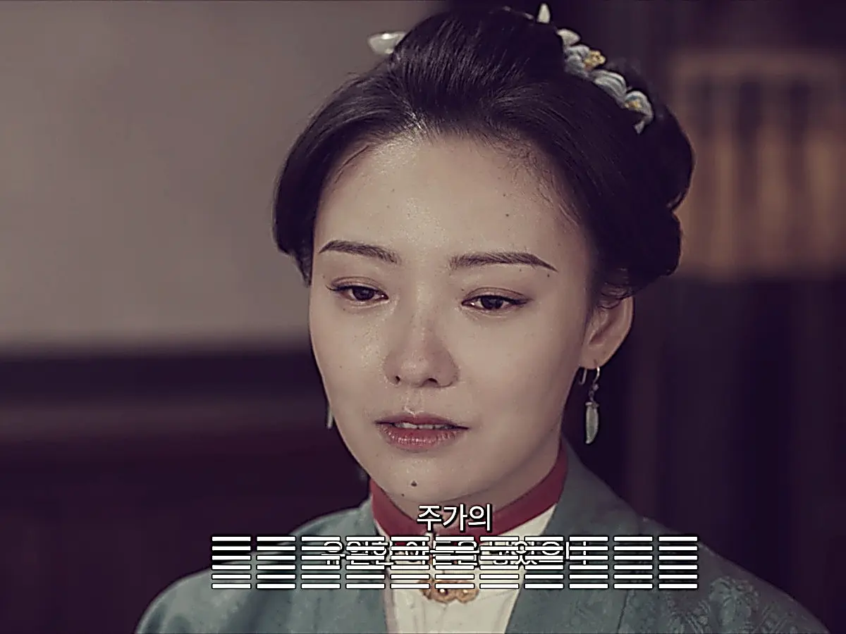 Xue Wenyi in a muted jade-green robe with a high red inner collar in Under the Moonlight Episode 21