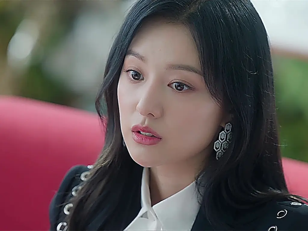 Hong Hae-in confronting legal director Baek Hyun-woo in her department store office