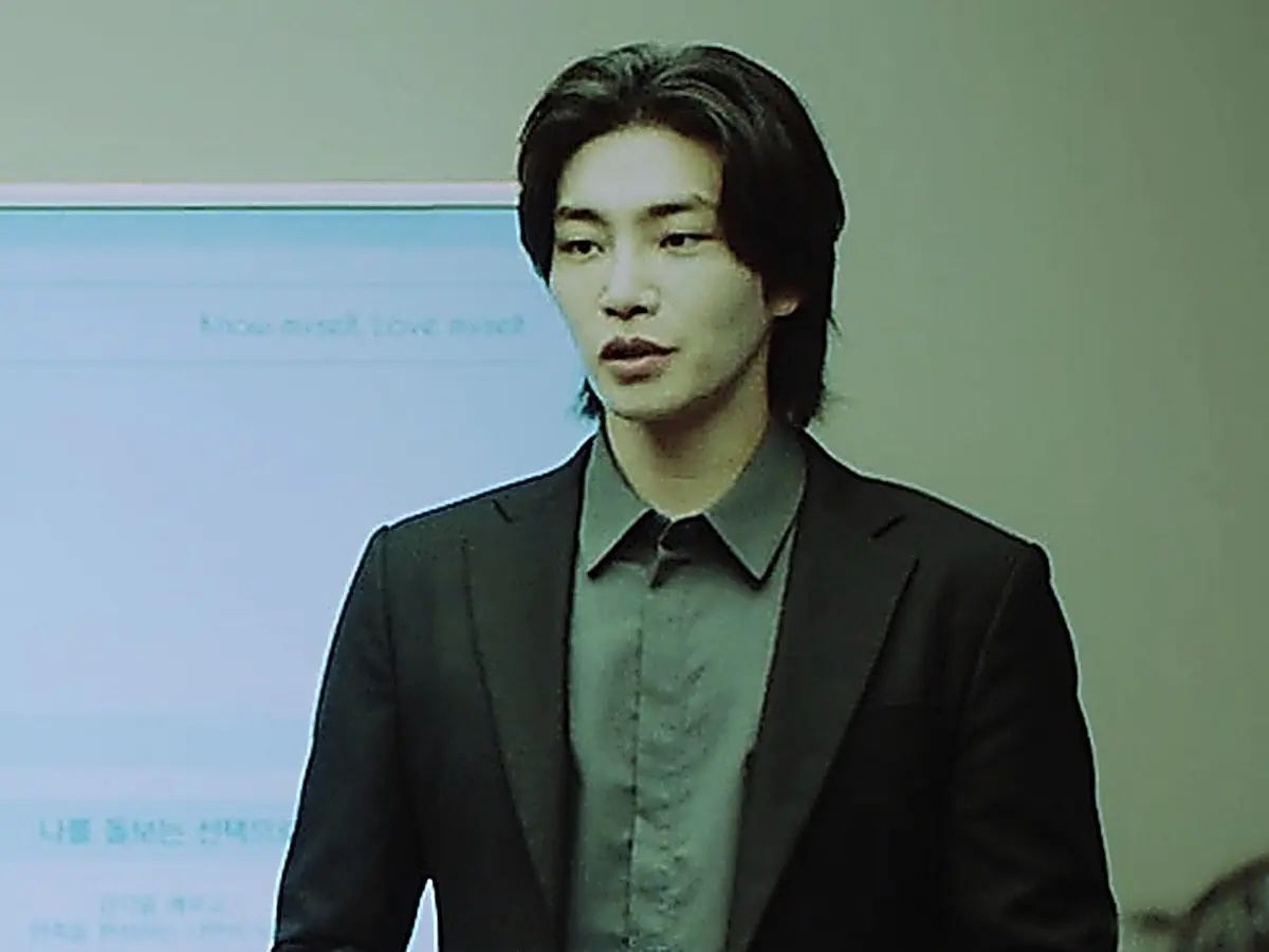 Dokgo Dal presenting the brand vision for Loand in a charcoal suit jacket and dark collared shirt