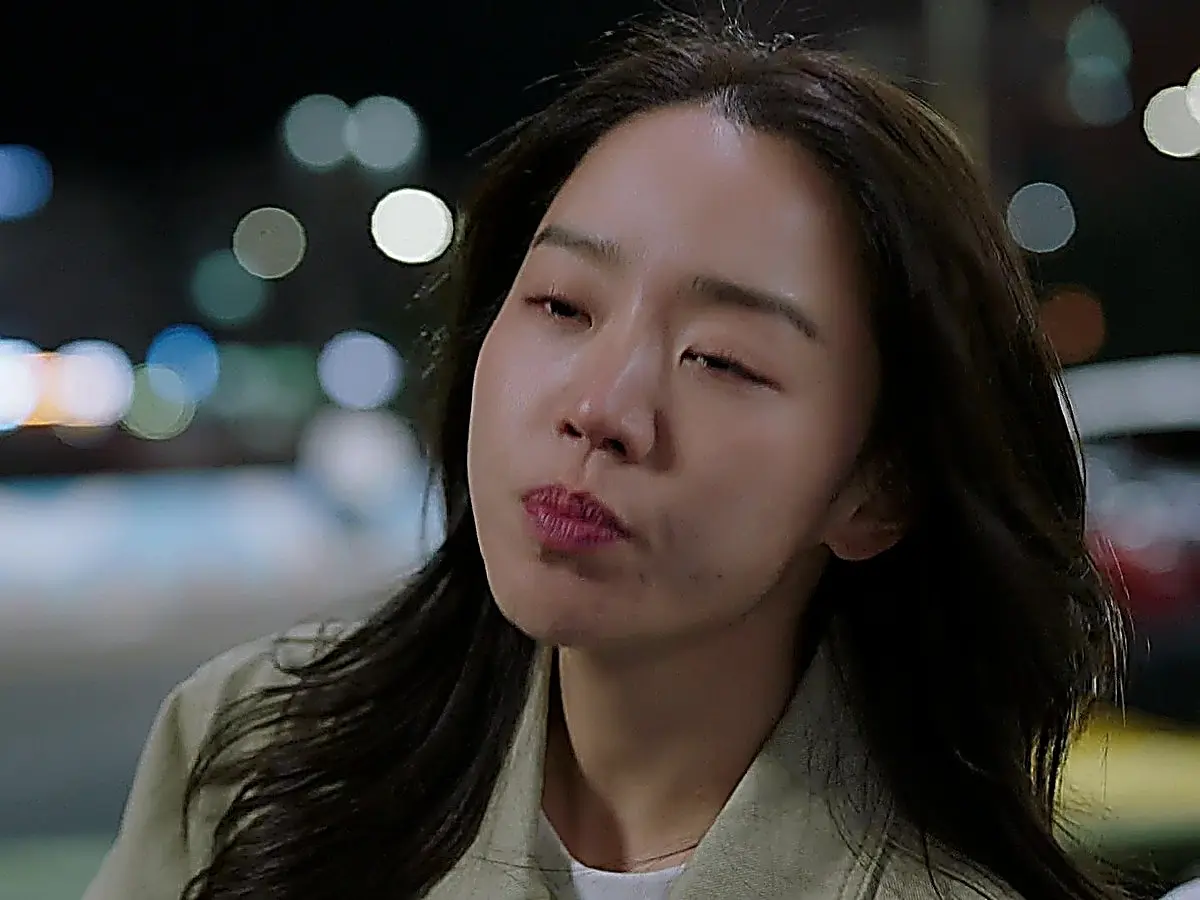 Bu Sang-do wearing a heather grey cable-knit crewneck sweater over a pale yellow collared undershirt