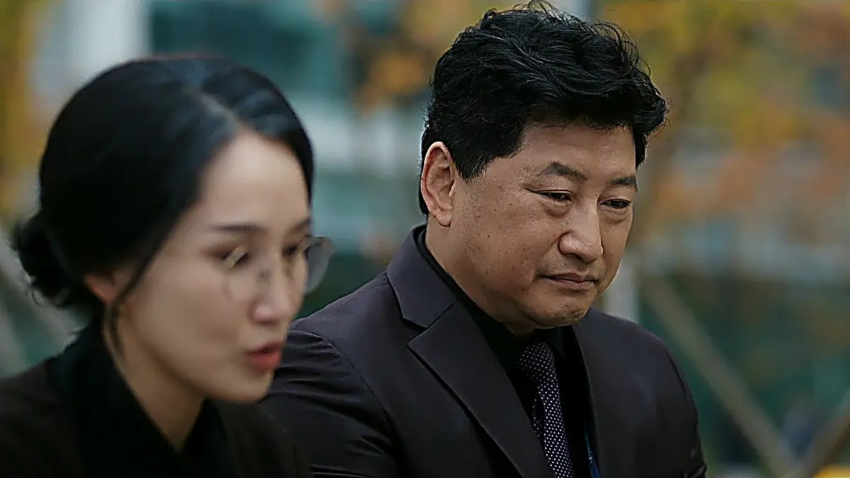Park Hyun-sook shares a quiet cup of coffee and comfort with the ousted department head Choi