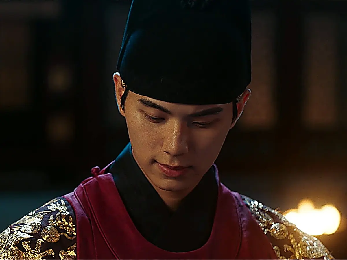 King Yi Heon listening intently to royal guards with a frozen expression