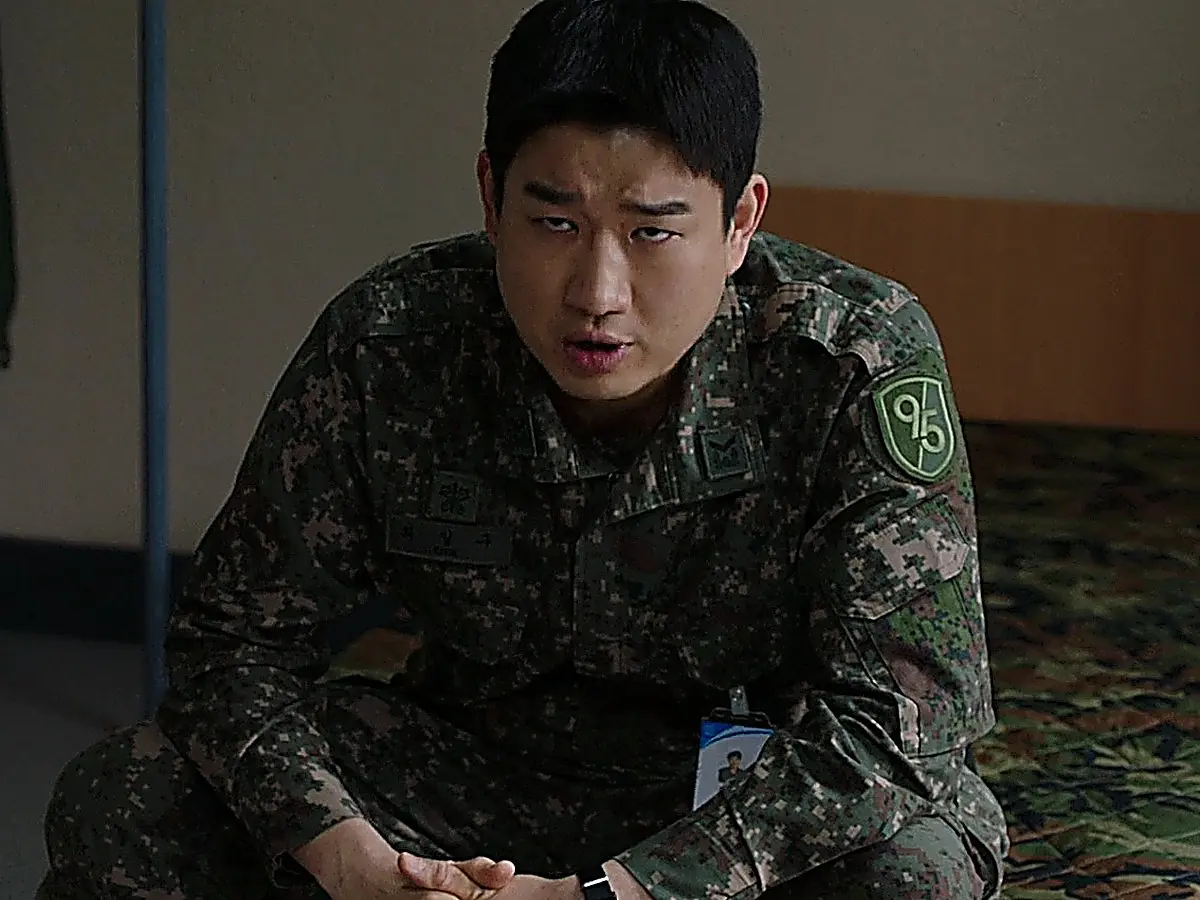 Choi Il-gu encouraging recruit Kim Hyun-wook in the squad room